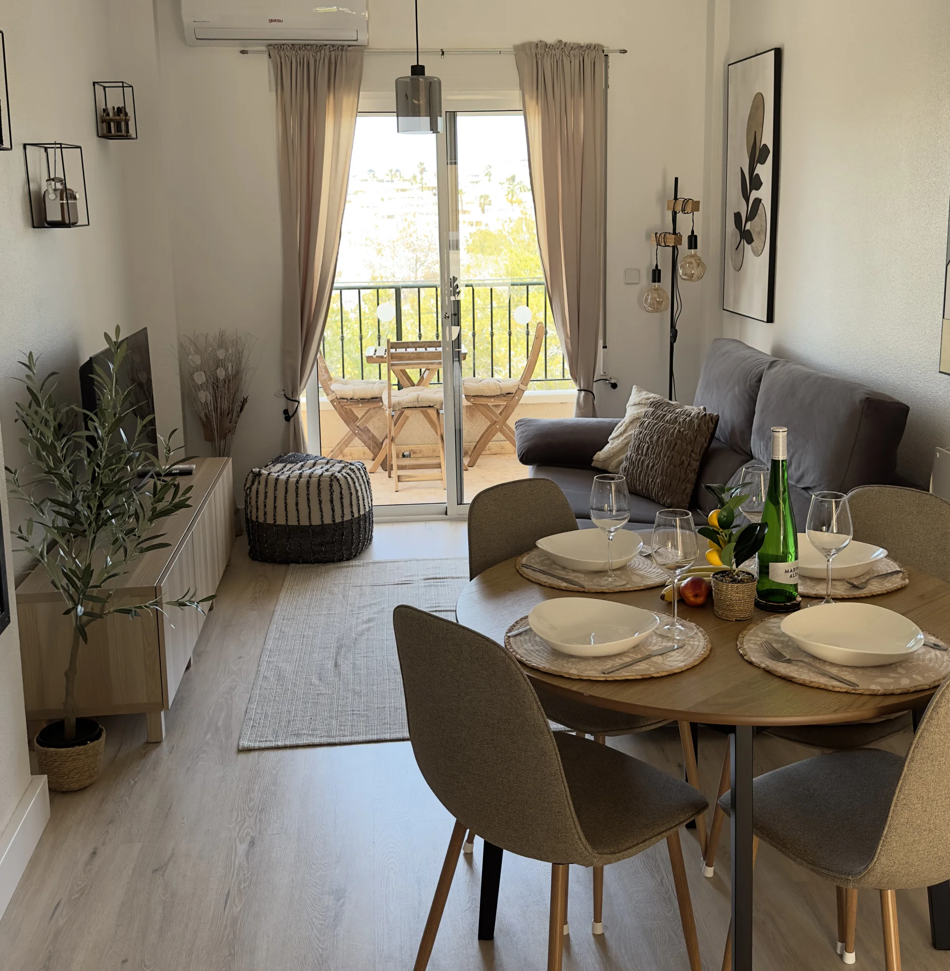 Woonkamer met eettafel en zicht op balkon